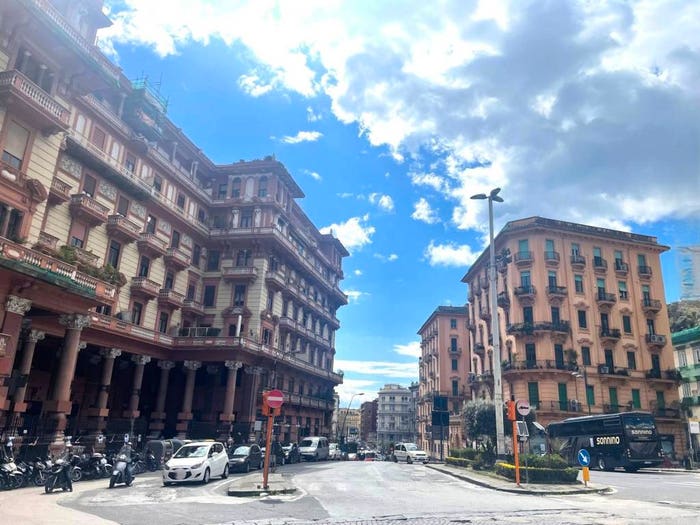 Appartamento con 6 locali in vendita in Piazza Piedigrotta, Mergellina Piedigrotta, Napoli