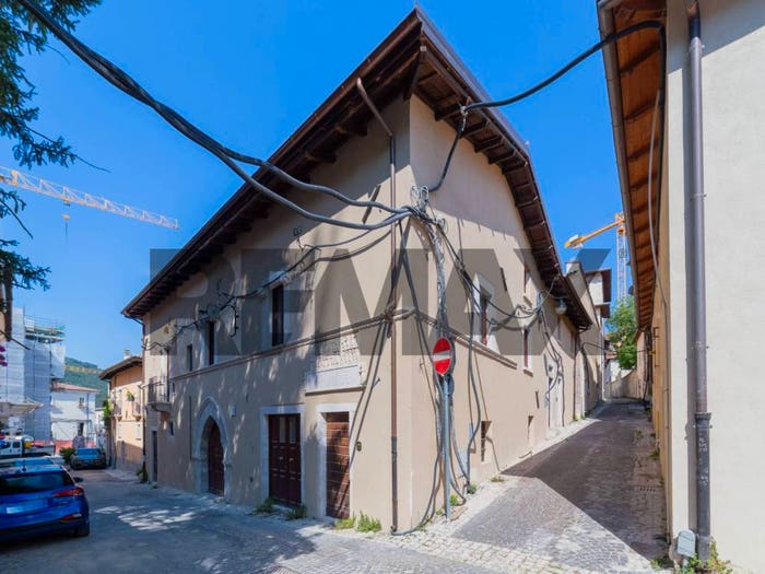 Casa con 6 locali in vendita in via Amiternini, Duomo Fontana Luminosa, L'Aquila