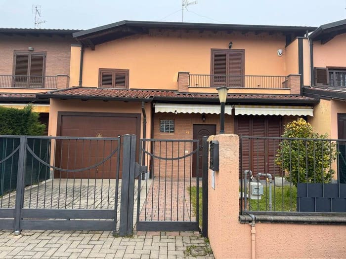 Casa con 5 locali in vendita in Via Salvo D'Acquisto, Motta Visconti
