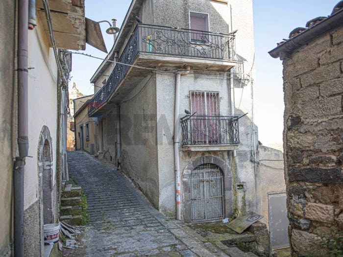 Casa con 5 locali in vendita in Via Di Emilia, Vizzini