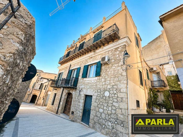 Casa con 6 locali in vendita in Piazza Novembre, Canicattì