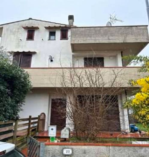 Casa con 6 locali in vendita in Santa Colomba, Bientina