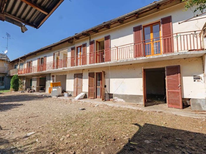 Casa con 6 locali in vendita in Via Dino Buffa, CampiglioneFenile