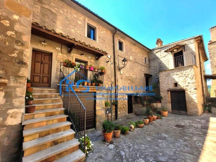 Appartamento trilocale in vendita in Piazza San Giovanni, Centro, Castiglione in Teverina