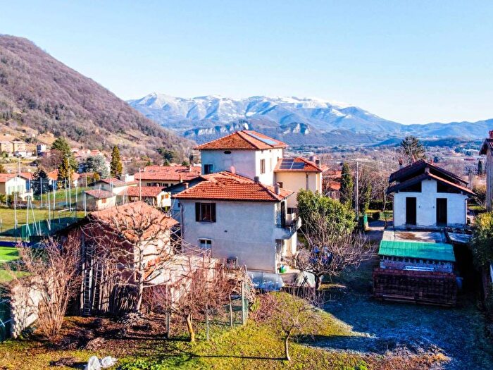 Casa con 6 locali in vendita in Via Borlengo, Canova San Zeno, Olgiate Molgora