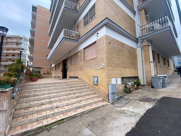 Appartamento con 6 locali in vendita in Viale Maria Bakunin, Fuorigrotta, Napoli