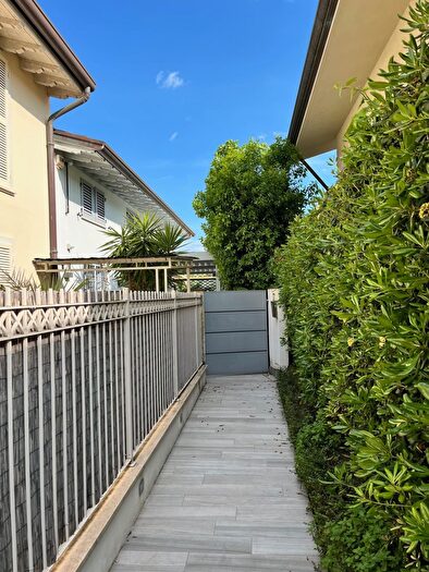 Casa con 12 locali in vendita in Forte Dei Marmi