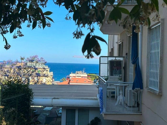 Appartamento con 6 locali in vendita in via Battaglino, Regione Paradiso, Alassio