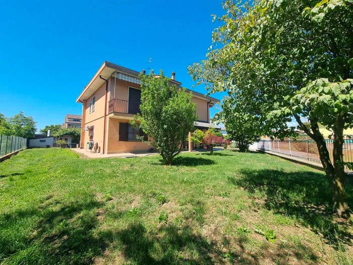 Casa con 6 locali in vendita in Via Guglielmo Marconi, Fara Novarese
