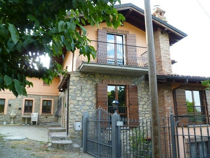 Casa con 6 locali in vendita in Godiasco Salice Terme