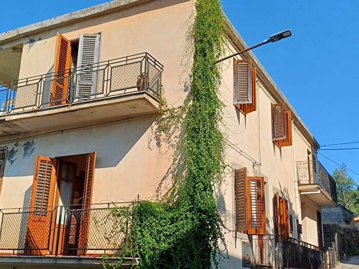 Casa quadrilocale in vendita in Contrada Sfaranda Centro, Castell'Umberto