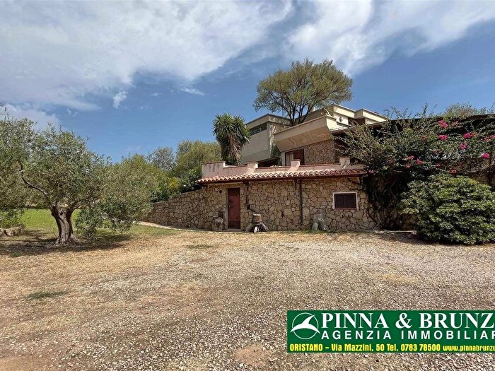 Casa con 7 locali in vendita in San Teodoro
