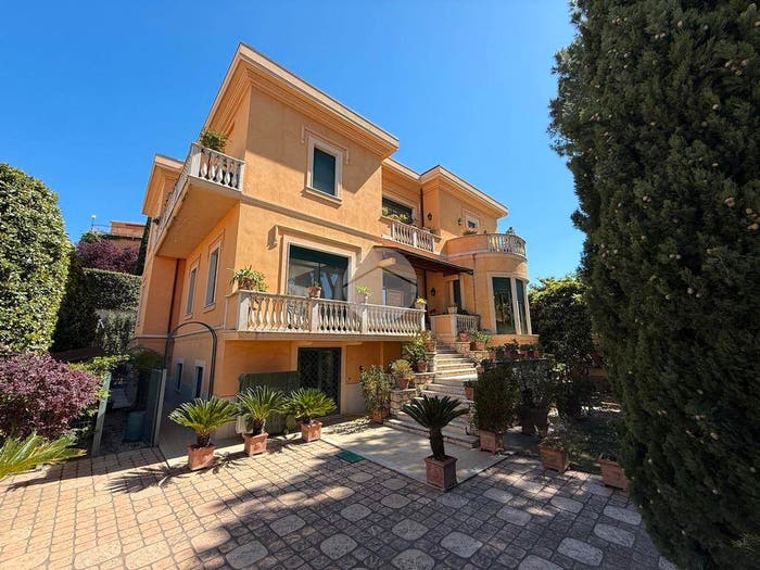 Casa con 6 locali in vendita in Viale Guglielmo Marconi, Centro, Montebuono