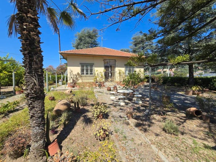 Casa quadrilocale in vendita in Regione Oliveto Terraconiglio, Albenga