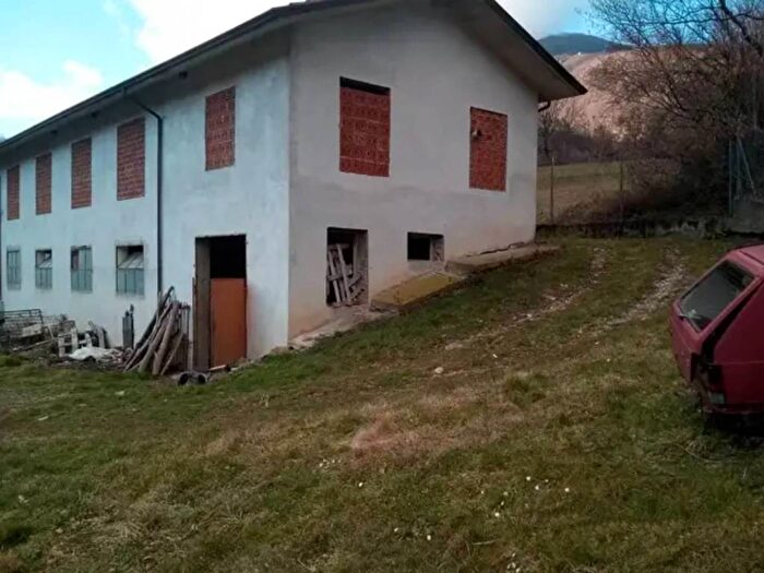 Casa bilocale in vendita in Via Castello, Comano