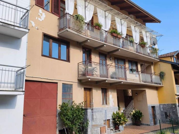 Casa con 6 locali in vendita in via IV Novembre, Miagliano
