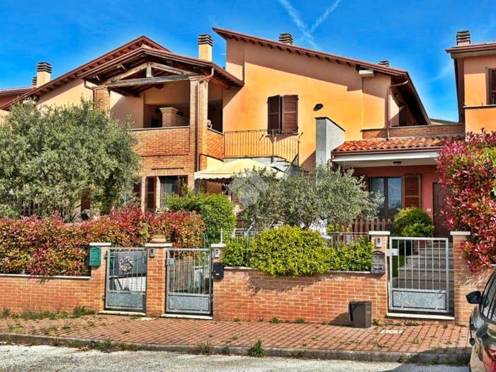 Casa quadrilocale in vendita in Via Flaminia Sud, Centro, Gualdo Tadino