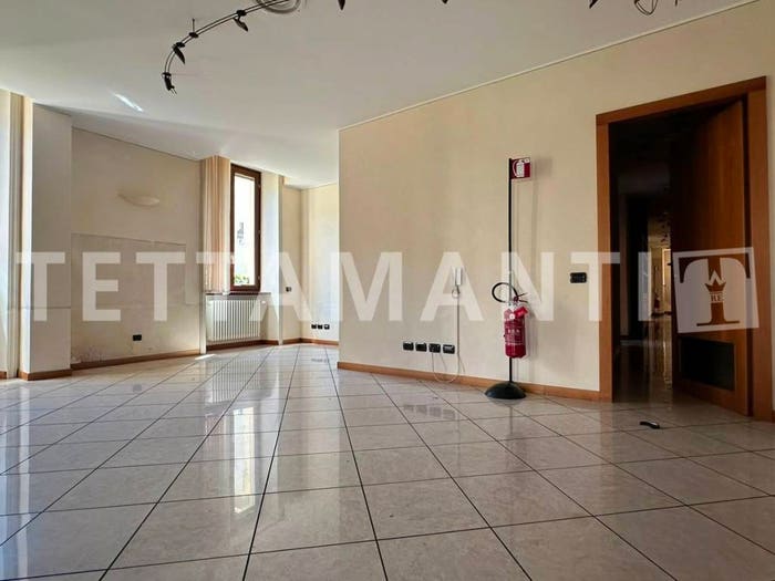 Appartamento con 6 locali in vendita in Via Settembre, Borghi, Como