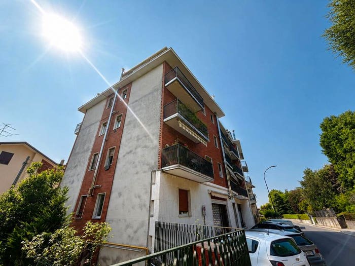 Appartamento quadrilocale in vendita in Via Ugo Foscolo, Centro, Erba