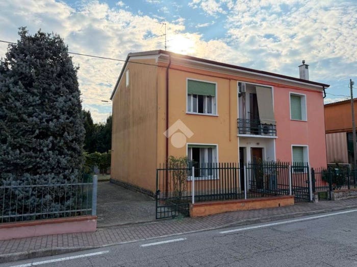 Casa trilocale in vendita in Via Nuova, Centro, Bergantino