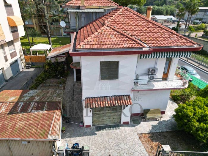 Casa con 6 locali in vendita in Via Alba, Due Strade, Bordighera