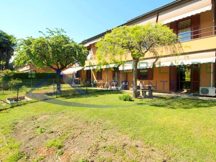 Casa quadrilocale in vendita in Via Emilia, Centro, Angera