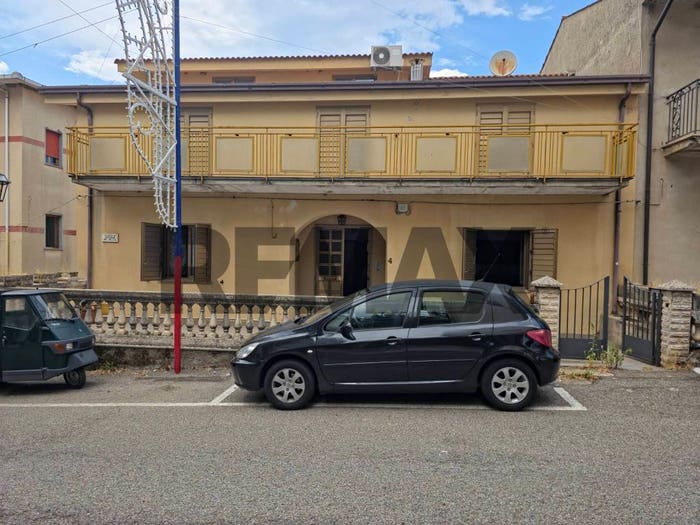 Casa con 6 locali in vendita in Santa Caterina Albanese