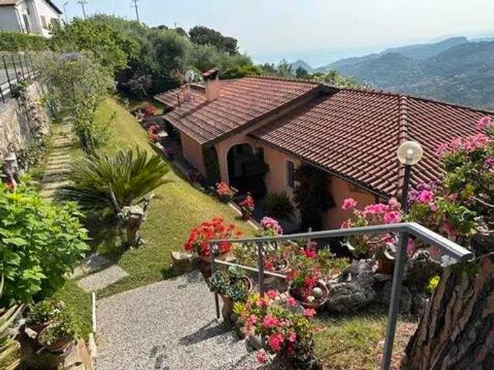 Casa con 6 locali in vendita in Seborga