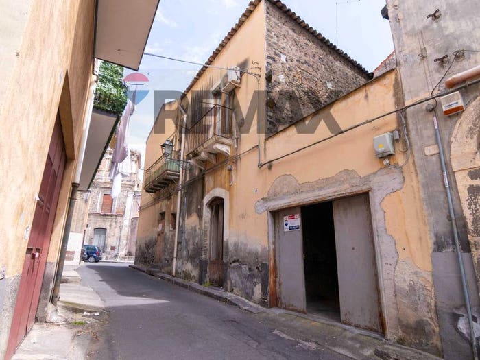 Casa con 6 locali in vendita in via sant'antonino, Adrano