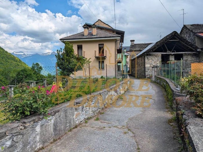 Casa con 6 locali in vendita in Frazione Croppo, Sasso, Montescheno