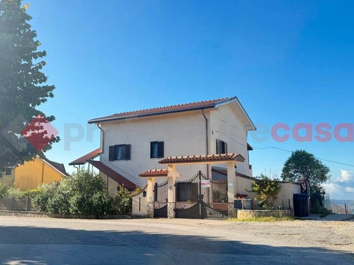 Casa con 6 locali in vendita in via Circonvallazione Cerano, Torre Caietani, Torre Cajetani