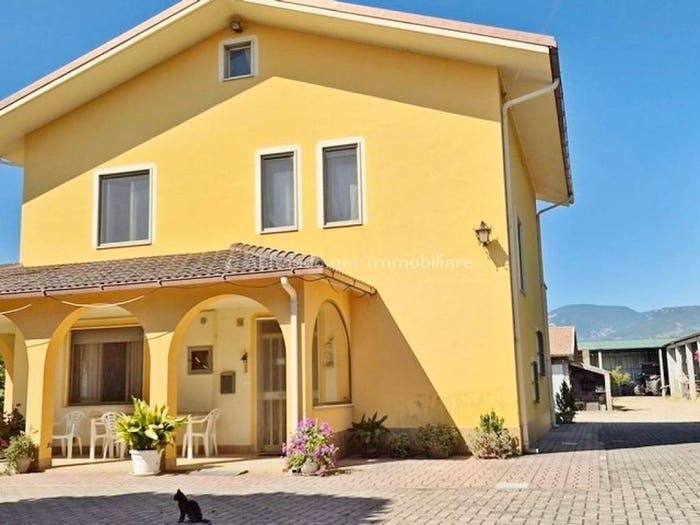 Casa con 6 locali in vendita in Contrada Fiorano, Loreto Aprutino
