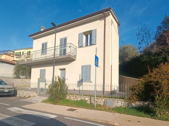 Casa quadrilocale in vendita in Viale Divisione Partigiani Garibaldi, Contrada Mulino, Castiglione del Lago