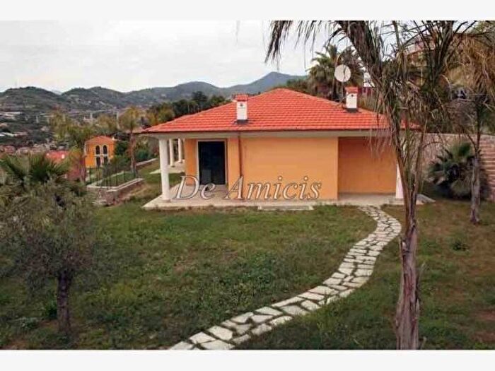 Casa quadrilocale in vendita in Bordighera