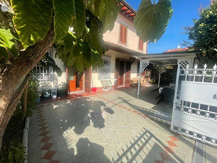 Casa quadrilocale in vendita in Via Francesco Carrara, Forte Dei Marmi