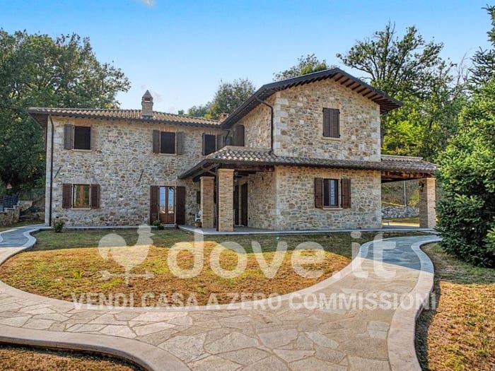 Casa quadrilocale in vendita in Via San Benedetto, Folignano