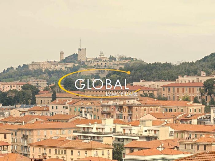 Appartamento quadrilocale in vendita in Via Rodi, Adriatico, Ancona