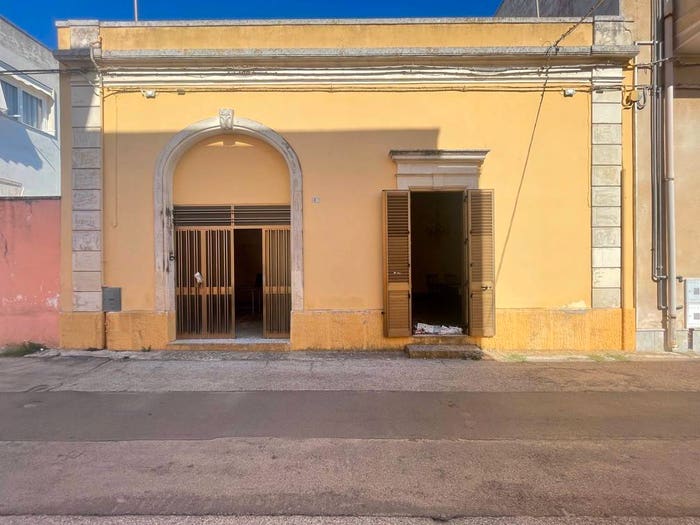 Casa con 6 locali in vendita in Via Armando Diaz, Martignano