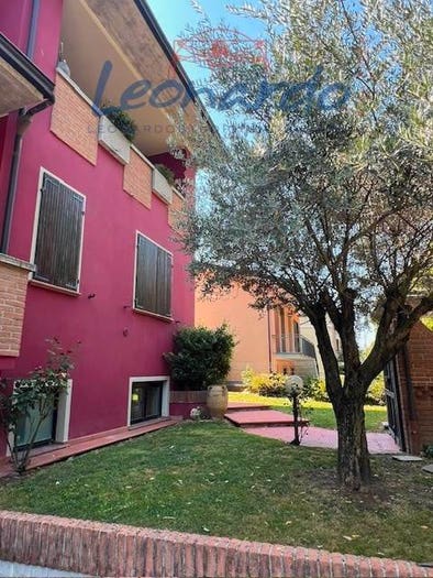 Casa con 6 locali in vendita in Montale, Piacenza