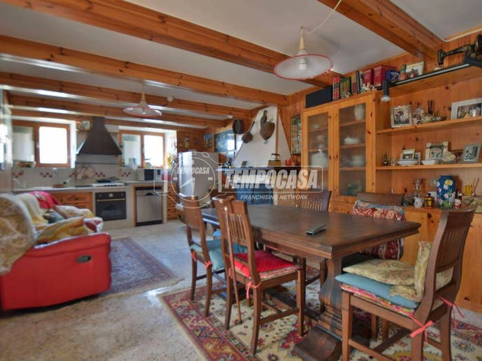 Appartamento quadrilocale in vendita in Via Villa D'Aria, Serrapetrona