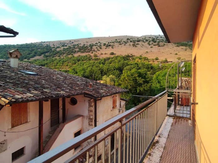 Appartamento con 6 locali in vendita in Via della Beata Cristina, Lucoli