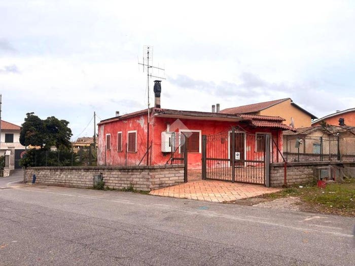 Casa quadrilocale in vendita in Via Urbano IV, Centro, Lariano