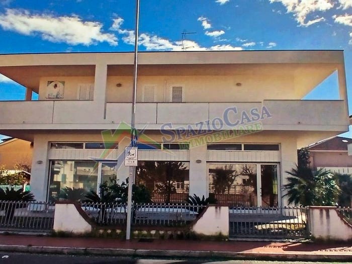 Appartamento con 5 locali in vendita in Via Iaconi, Colleranesco, Giulianova