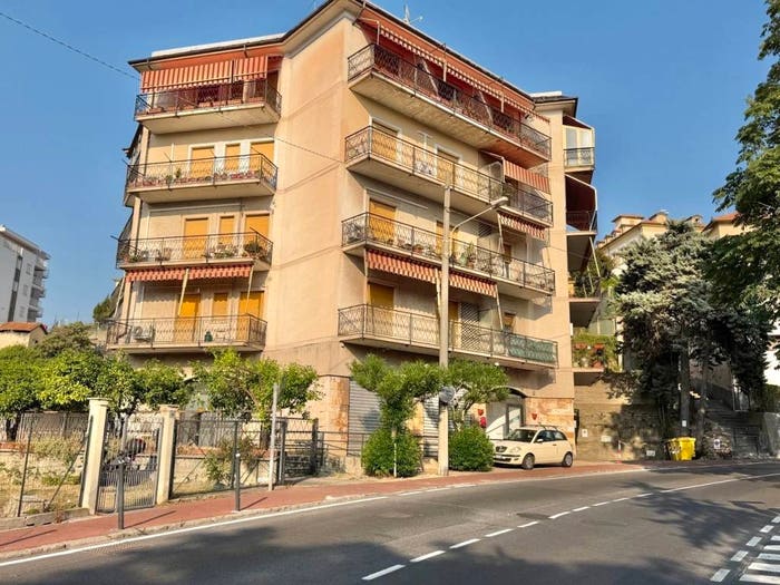 Appartamento con 5 locali in vendita in Via Martiri della Libertà, Porto Maurizio, Imperia