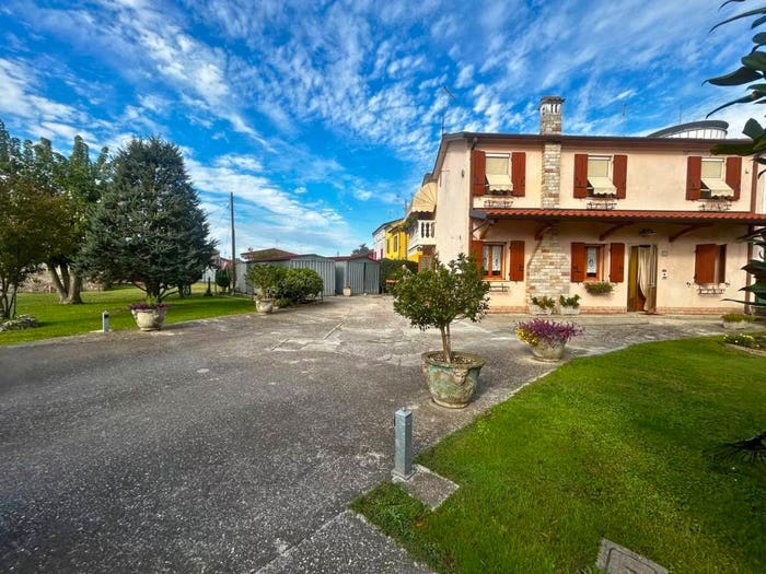 Casa con 6 locali in vendita in Adria
