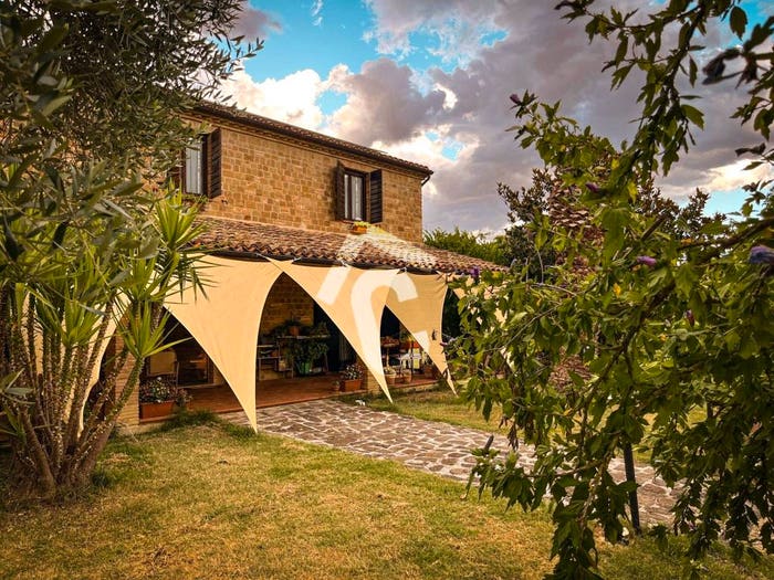 Casa con 6 locali in vendita in Monte Roberto