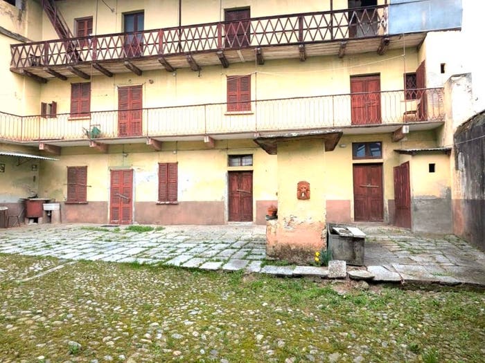 Casa con 6 locali in vendita in Invorio