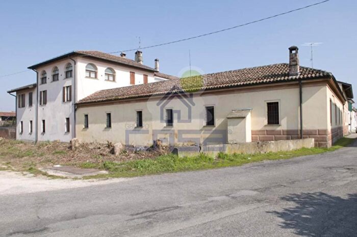 Casa con 10 locali in vendita in Via Leonardo da Vinci, Casalbuttano Ed Uniti