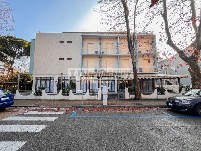Casa con 6 locali in vendita in Viale Sicilia, Tagliata, Cervia