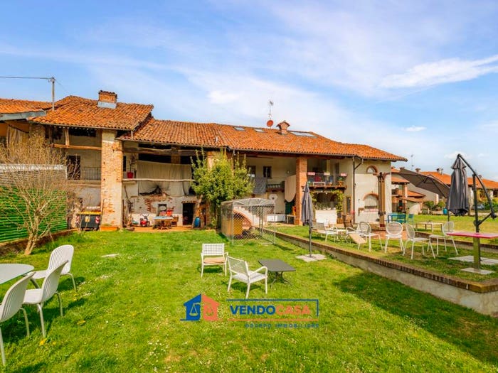 Casa con 6 locali in vendita in Strada Sant'Anna, Massimini, Carrù